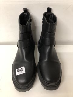 BLACK BOOTS SIZE UK 7