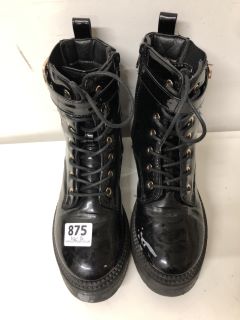 BOOTS UK SIZE 5