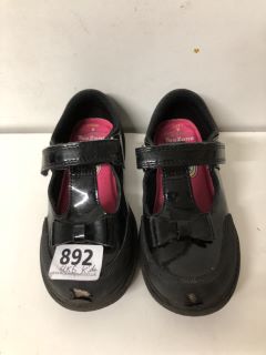 KIDS SHOES SIZE UK 6