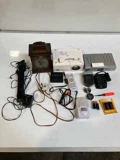 A QTY OF ELECTRICAL GOODS INCLUDING GOODMANS PROJECTOR / ANTIQUE CLOCK