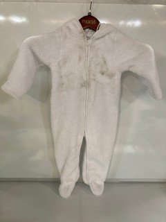 AN ASSORTMENT OF CLOTHING ITEMS TO INCLUDE THE WHITE COMPANY RED FAIR ISLE CARDIGAN 0-3MONTHS RRP £32.00