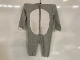 AN ASSORTMENT OF CLOTHING ITEMS TO INCLUDE THE WHITE COMPANY SNOWMAN KNITTED ROMPER 6-9MONTHS WHITE