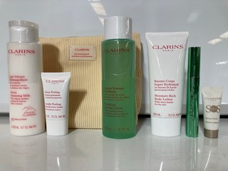 AN ASSORTMENT OF BEAUTY ITEMS TO INCLUDE CLARINS MY CLEANSING ESSENTIALS COMBINATION TO OILY SKIN