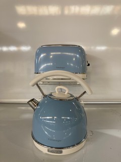 AN ASSORTMENT OF KITCHEN APPLIANCES TO INCLUDE CREAM/LIGHT BLUE ARIETE VINTAGE KETTLE