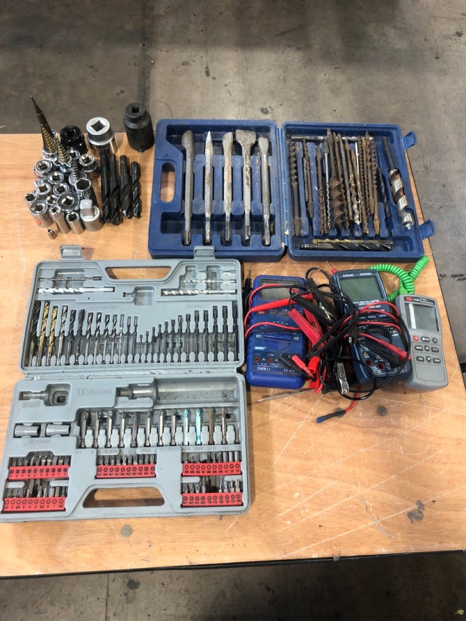 John Pye Auctions ASSORTED QTY OF SCREWS, MULTIMETERS, DRILL BITS AND