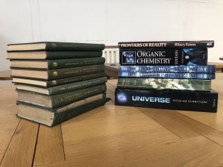 14 X ASSORTED BOOKS TO INCLUDE ORGANIC CHEMISTRY FRONTIERS OF REALITY AND BIOLOGY A FUNCTIONAL APPROACH