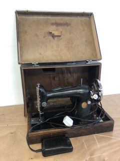 SINGER SEWING MACHINE EB849050 SERIAL NUMBER: K10362322 TO INCLUDE BROWN COLOURED PORTABLE CASE