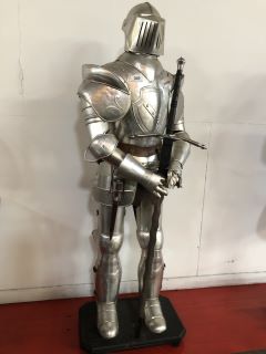 182CM H X 72CM W X 40CM D REPLICA KNIGHT ARMOUR IN SILVER COLOUR ON BLACK STAND WITH 150CM REPLICA METAL FLAMBERGE SWORD