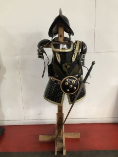 120CM H (178CM WITH STAND) X 64CM W X 30CM D REPLICA METAL CONQUISTADOR ARMOUR IN BLACK TO INCLUDE WOODEN DISPLAY STAND AND 120CM LONGSWORD WITH BLACK LEATHER STYLE HANDLE