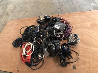 ASSORTED ELECTRONICS AND CABLES TO INCLUDE BEYERDYNAMIC DT 220 HEADPHONES AND 4 PORT USB HUB