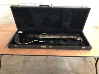 6 STRING SCHECTER DIAMOND SERIES DEVIL ELITE ELECTRIC GUITAR TO INCLUDE FUR LINED HARD CARRY CASE