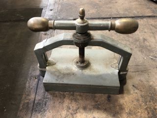 BOOK PRESS IN GREEN WITH BRASS COLOUR HANDLES