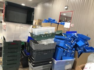 PALLET OF PLASTIC STORAGE CONTAINERS