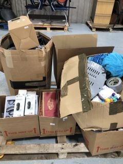 PALLET OF ITEMS TO INCLUDE VANS OF THE WALL TRAINERS SIZE UK 5 AND RIDLEYS GAMES ROOM CHESS&DRAUGHTS