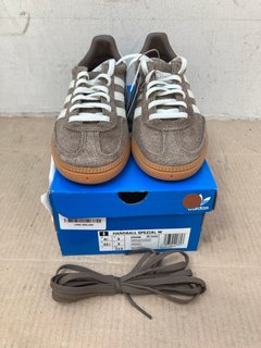 ADIDAS HANDBALL SPEZIAL WOMENS IN EASTER/OFF WHITE/GUM SIZE UK 3: LOCATION - H12