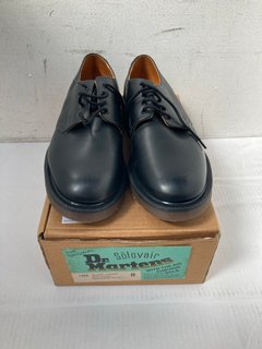 DR MARTENS BLACK LORNE LEATHER SHOES IN SIZE UK 8: LOCATION - H13