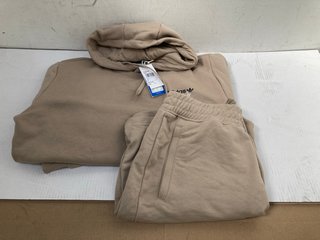 ADIDAS TOUR SHORT IN TAN SIZE UK LARGE TO INCLUDE ADIDAS BRAND HOODIE IN TAN SIZE UK LARGE: LOCATION - H15