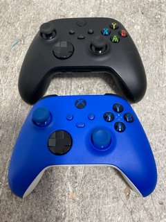 2 X XBOX ONE WIRELESS CONTROLLERS IN BLACK AND BLUE: LOCATION - J7