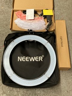 NEEWER RL-18 SMARTPHONE RING LIGHT KIT - RRP £110: LOCATION - J18