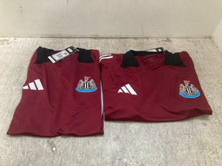 2 X ADIDAS NEWCASTLE FC TRAINING SHIRTS IN BURGUNDY & BLACK UK SIZE 2X-LARGE - COMBINED RRP £90: LOCATION - I13