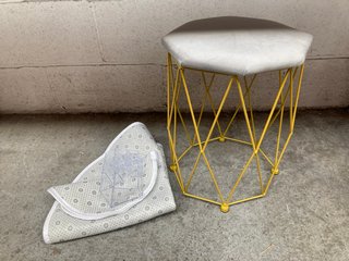 METAL DETAIL SIDE TABLE IN MUSTARD YELLOW TO INCLUDE SMALL FAUX FUR WHITE RUG: LOCATION - I12