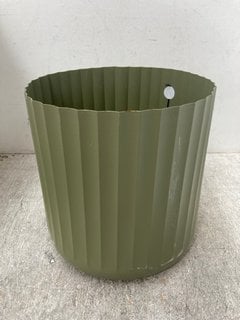 IVYLINE HUDSON GREEN CORRUGATED PLANTER - SIZE: H 37CM D 37CM - RRP: £ 74.99: LOCATION - J21