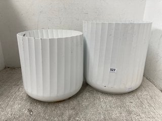 2 X IVYLINE HUDSON WHITE CORRUGATED PLANTER - SIZE: H 37CM D 37CM / H 32CM D 32CM - COMBINED RRP: £ 129.98: LOCATION - J21