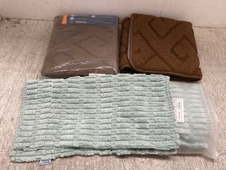 2 X FABRIC ANTI-SLIP OUT BATH MATTS IN BROWN TO INCLUDE 2 X TEXTURED CUSHION COVERS IN GREEN: LOCATION - J22