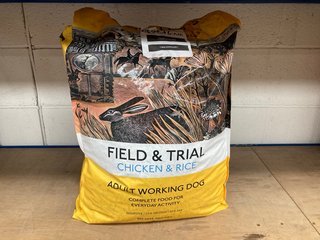 SKINNERS 15KG FIELD & TRIAL CHICKEN & RICE ADULT WORKING DOG FOOD - BBE 01/05/2025: LOCATION - I10