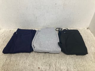 3 X B COUTURE MENS JOGGERS IN VARIOUS COLOURS TO INCLUDE NAVY IN MEDIUM: LOCATION - I9