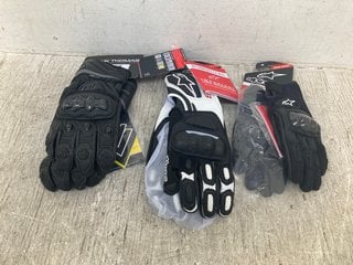 3 X PAIRS ASSORTED SPORTING GLOVES IN VARIOUS DESIGNS & SIZES TO INCLUDE FRANK THOMAS BLACK DYNAMIC GLOVES - UK SIZE LARGE: LOCATION - I8