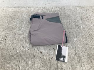 RAPHA MENS EXPLORE SHORTS IN GREY - UK SIZE LARGE: LOCATION - I8