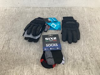 3 X ASSORTED SPORTING ITEMS TO INCLUDE SIX2 THERMAL SOCKS - UK SIZE 11: LOCATION - I8