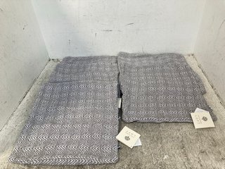 QTY OF APPLETREE LOFT KNITTED PILLOW COVERS IN GREY: LOCATION - I7