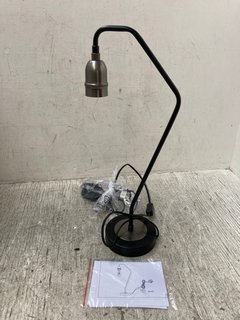 BLACK FLOOR LAMP: LOCATION - I1