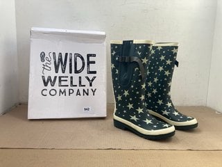 WIDE WELLY COMPANY WELLIES IN BLACK WITH STAR DESIGN IN SIZE UK 5: LOCATION - H6