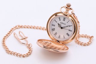 MEN'S EDISON GOLD COLOURED QUARTZ POCKET WATCH. COMES WITH A GOLD COLOURED CHAIN AND GIFT BOX: LOCATION - E8