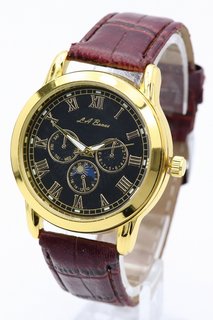 MEN’S LA BANUS QUARTZ CHRONOGRAPH WATCH. FEATURING A BLACK DIAL WITH SUB DIALS, YELLOW GOLD COLOURED BEZEL AND CASE, BURGUNDY COLOURED STRAP: LOCATION - E8