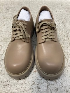 AVIAN MENS LACE UP SHOES IN SAND - UK SIZE: 8: LOCATION - B 15