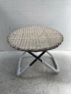 FOLDABLE ROUND RATTAN BISTRO TABLE IN BROWN/GREY: LOCATION - B17