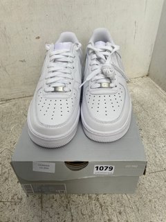 NIKE AIR FORCE 1 LEATHER TRAINERS IN WHITE UK SIZE 9: LOCATION - C17