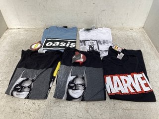 5 X ASSORTED UNISEX T-SHIRTS TO INCLUDE OASIS LOGO T-SHIRT IN STRANGE BLUE UK SIZE S: LOCATION - C17