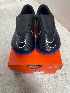 NIKE KIDS MERCURIAL VAPOR 15 CLUB FOOTBALL SHOES IN BLACK/CHROME-HYPER ROYAL UK SIZE C8: LOCATION - C16