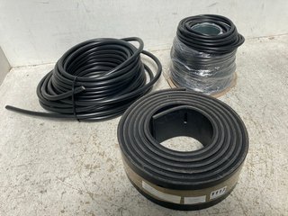 3 X ASSORTED HARDWARE ITEMS TO INCLUDE BAY-LYNX MANUFACTURING 10MM THICK BLACK RUBBER CONVEYOR BELT: LOCATION - C16