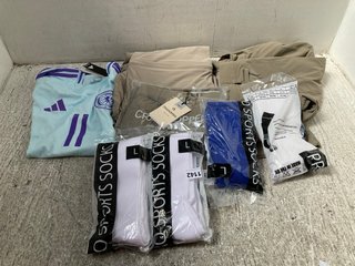 QTY OF ASSORTED MENS CLOTHING ITEMS TO INCLUDE CRAGHOPPERS CONVERTIBLE OUTDOOR TROUSERS IN PEBBLE UK SIZE 38R: LOCATION - C15