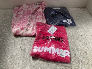 3 X ASSORTED WOMENS CLOTHING ITEMS TO INCLUDE DREAMS LONDON LONG SLEEVE TOP IN RASPBERRY UK SIZE S: LOCATION - C15