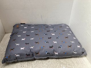 FATFACE MEDIUM DEEP DUVET DOG BED - MARCHING DOGS/ GREY: LOCATION - C14