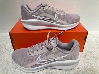 NIKE WOMENS DOWNSHIFTER 13 TRAINERS IN PLATINUM VIOLET/WHITE UK SIZE 5.5: LOCATION - C12