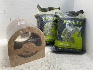 2 X FRIENDLY READI GRASS FEED FOR SMALL ANIMALS TO INCLUDE WILLOWS CARD SCRATCH TUNNEL: LOCATION - C10