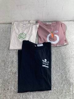 3 X ASSORTED T-SHIRTS TO INCLUDE WOMENS RELAXED FIT T-SHIRT IN MAUVE UK SIZE 12: LOCATION - C7